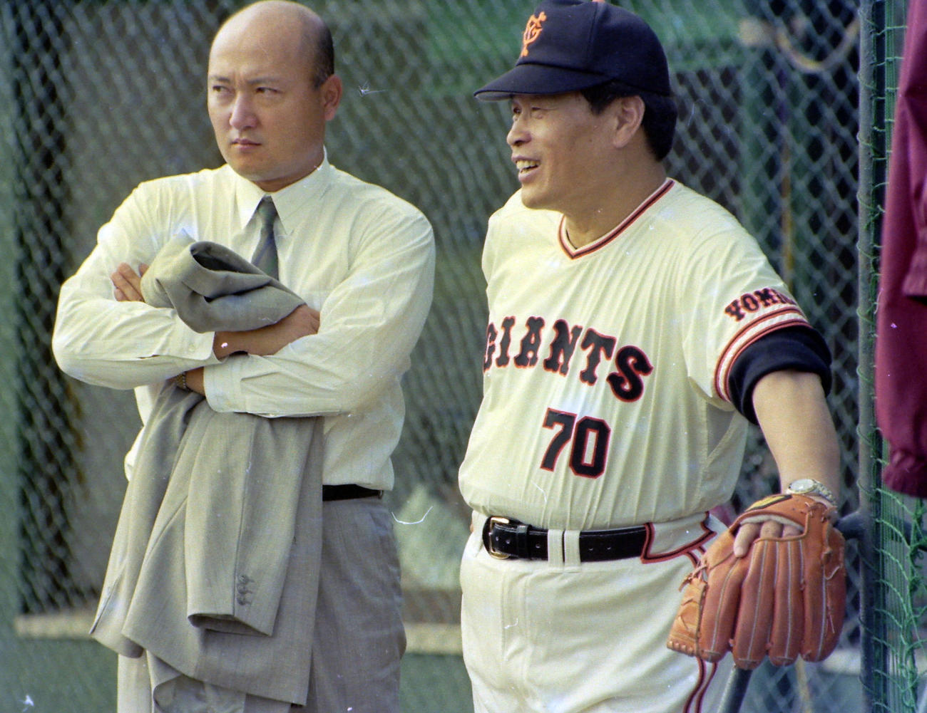 92年、山下大輔氏（左）と談笑する巨人中西打撃コーチ
