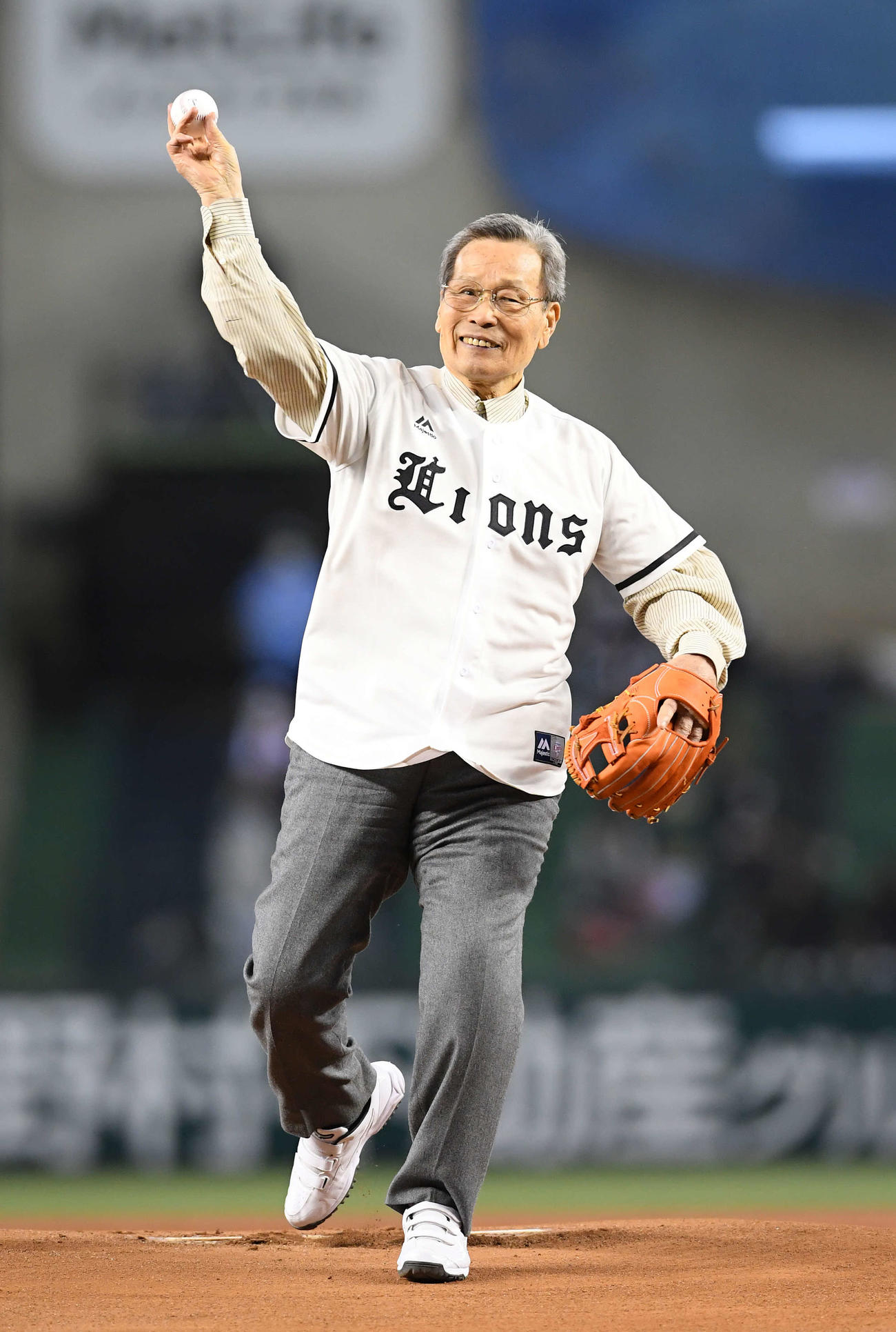 19年4月、始球式を行う中西太氏
