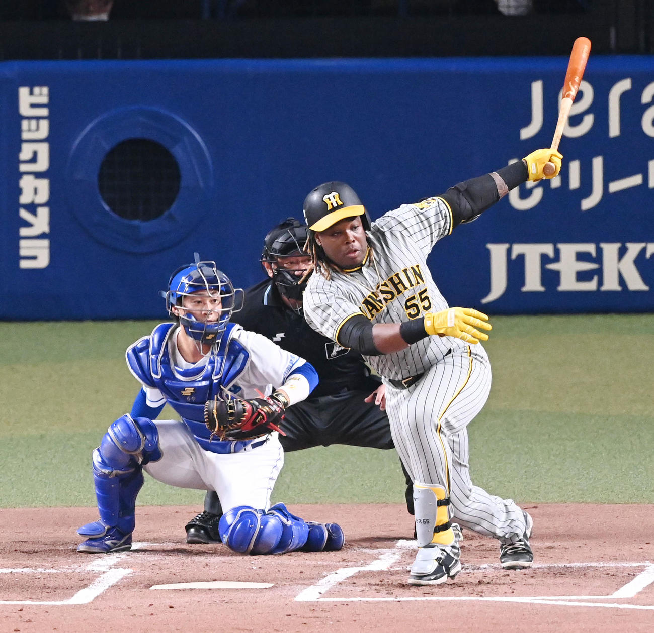 中日対阪神　1回表阪神2死満塁、ミエセスは走者一掃の先制適時二塁打を放つ（撮影・前岡正明）