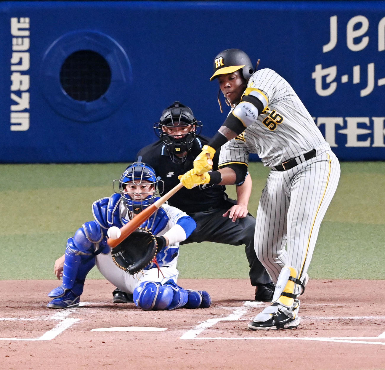 中日対阪神　1回表阪神2死満塁、ミエセスは走者一掃の先制適時二塁打を放つ（撮影・前岡正明）