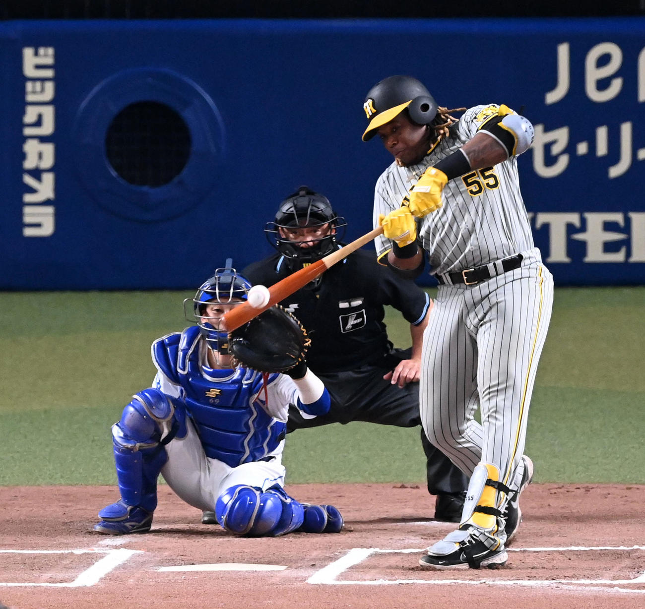 中日対阪神　6回表阪神無死、ミエセスは中前打を放つ（撮影・前岡正明）
