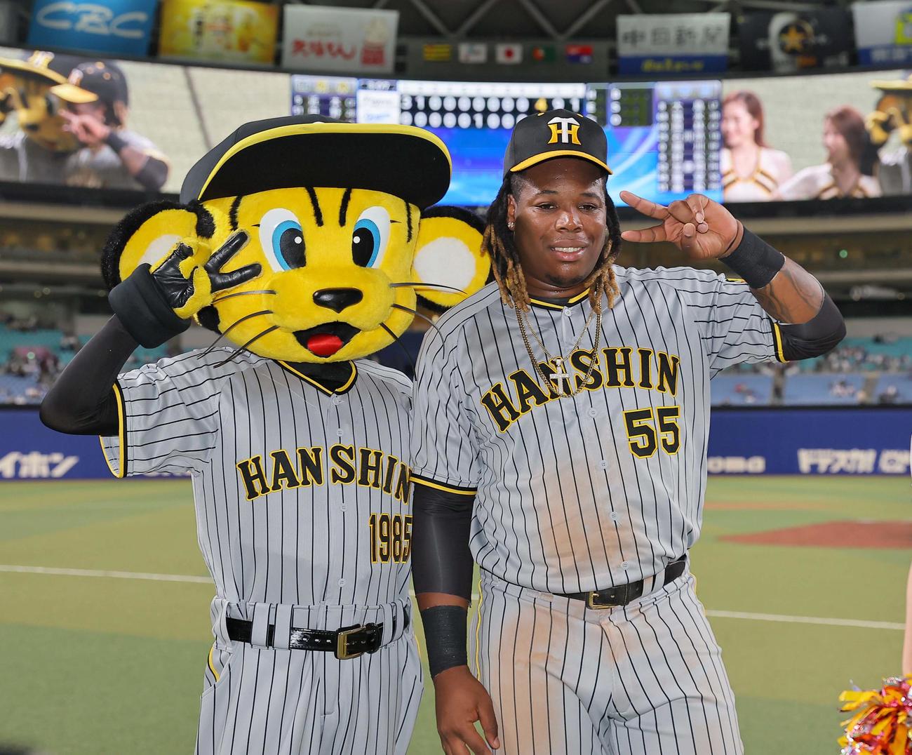 中日対阪神　ヒーローインタビューを終えトラッキー（左）とポーズを決めるミエセス（撮影・上田博志）