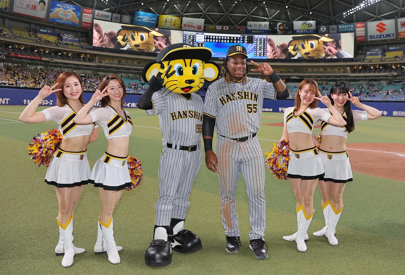 中日対阪神　ヒーローインタビューを終えたミエセス（中央右）はトラッキー、タイガースガールズとポーズを決める（撮影・上田博志）