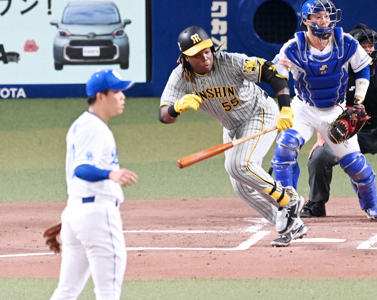 中日対阪神　1回表阪神2死満塁、ミエセスは走者一掃の先制適時二塁打を放つ。投手柳（撮影・前岡正明）