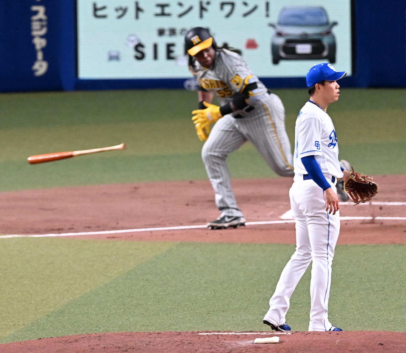 中日対阪神　1回表阪神2死満塁、ミエセスに走者一掃の先制適時二塁打を打たれた柳（撮影・前岡正明）