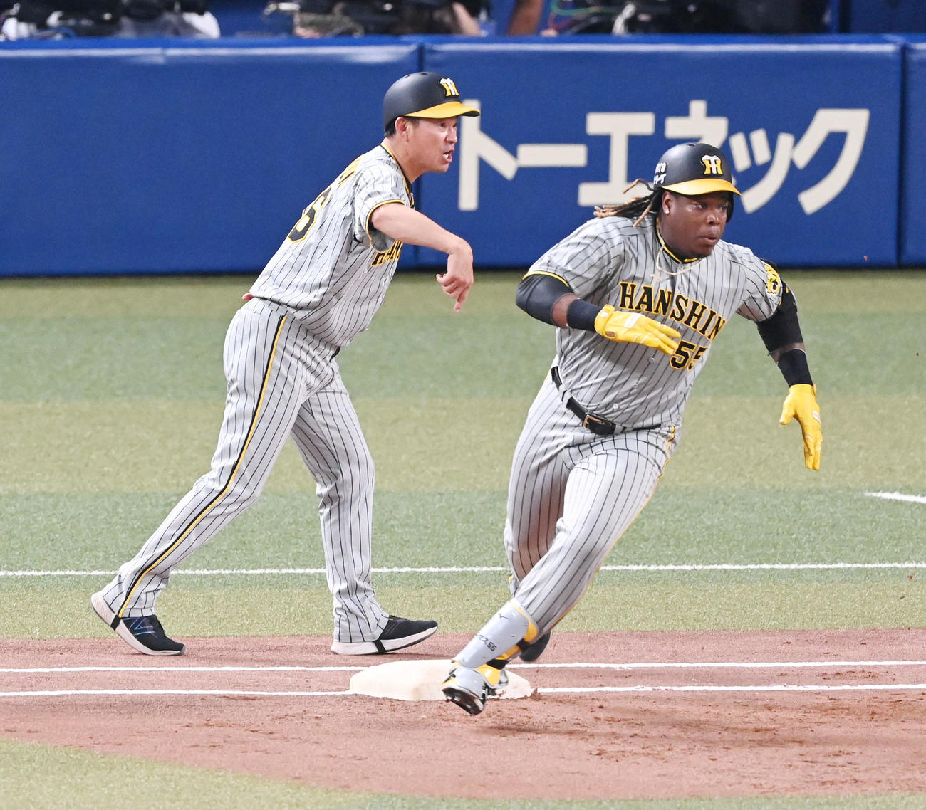 中日対阪神　1回表阪神2死満塁、ミエセスは走者一掃の先制適時二塁打を放つ（撮影・前岡正明）