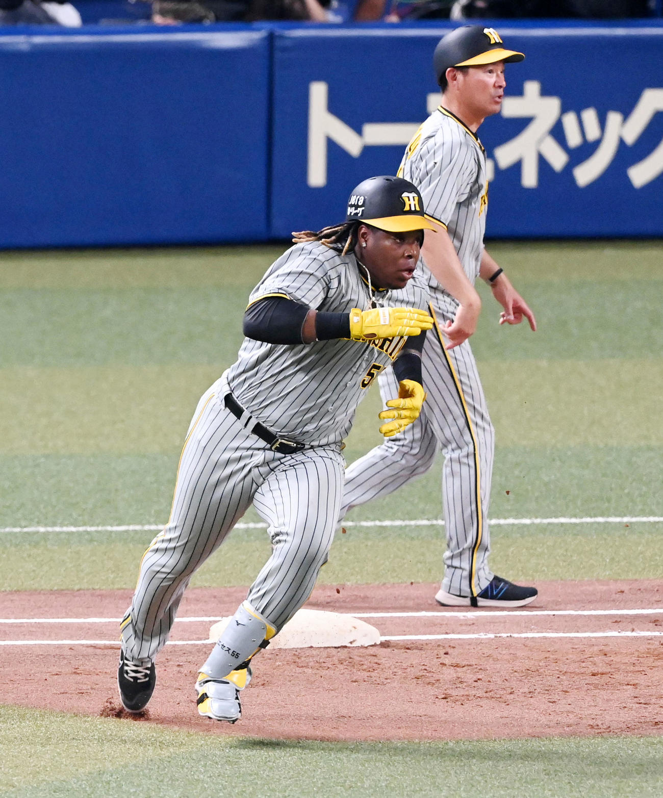 中日対阪神　1回表阪神2死満塁、ミエセスは走者一掃の先制適時二塁打を放つ（撮影・前岡正明）