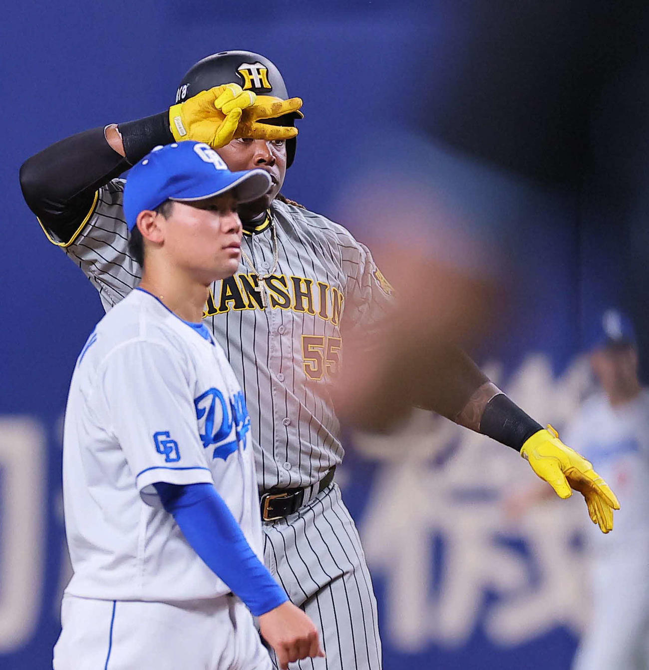 中日対阪神　1回表阪神2死満塁、ミエセスは左翼線に走者一掃の適時二塁打を放ちポーズを決める（撮影・上田博志）