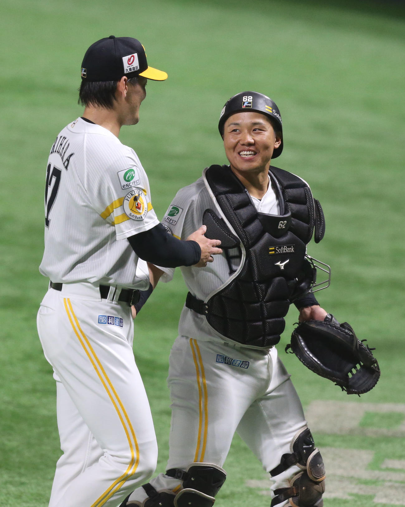 ウエスタン・リーグ　ソフトバンク対オリックス　1回を終えて笑顔で引き揚げる海野(右)左は先発の有原（撮影・冨田成美）