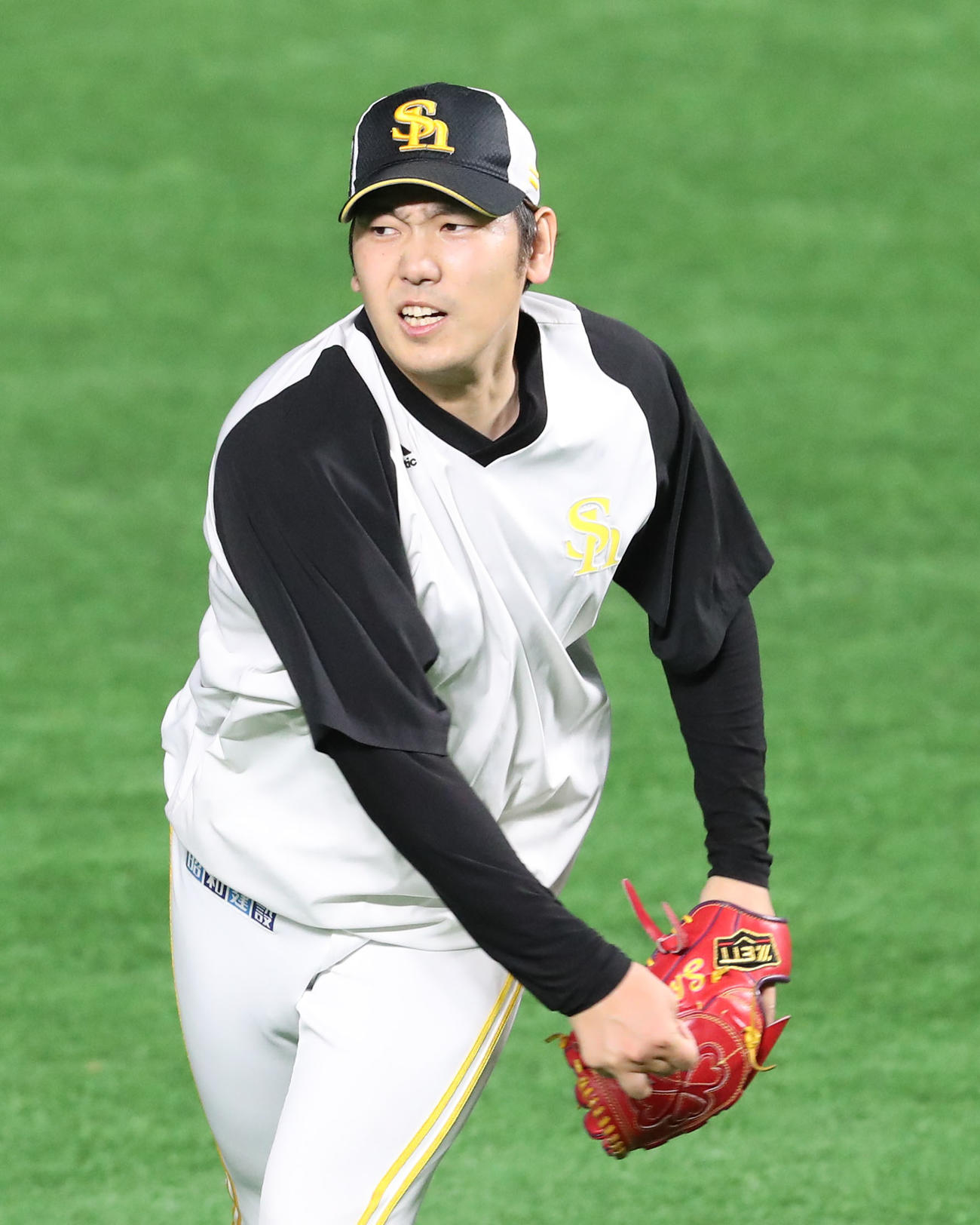 キャッチボールで調整する石川（撮影・梅根麻紀）