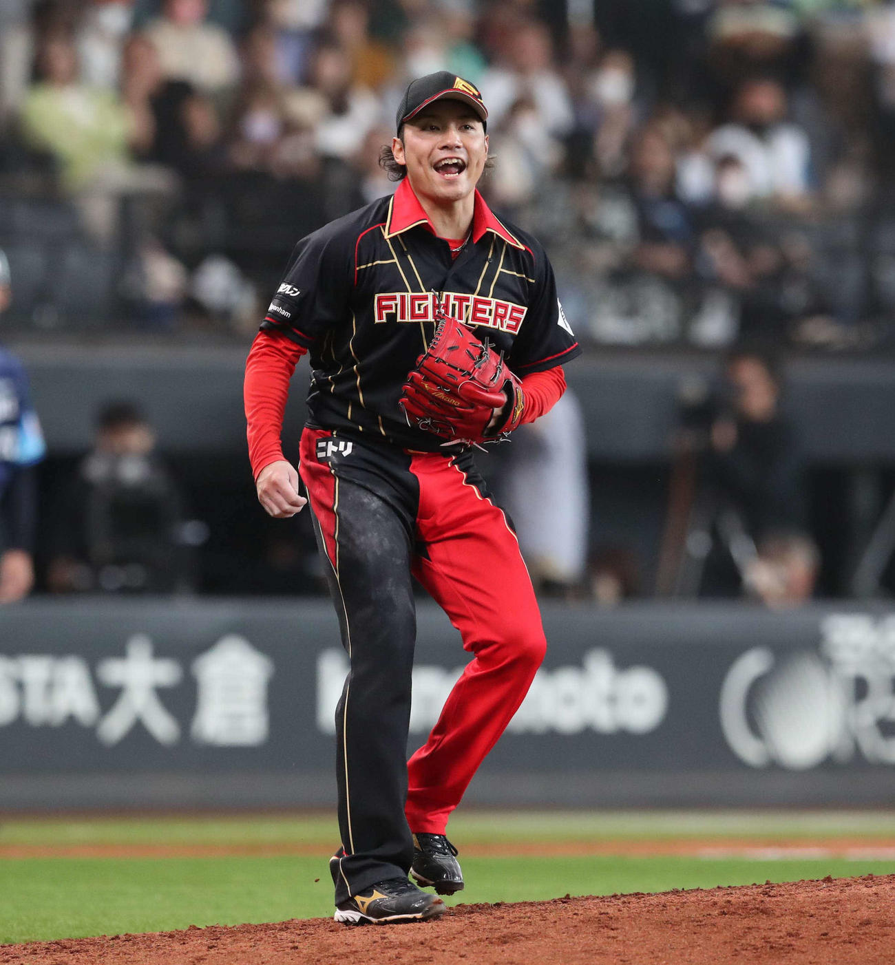 日本ハム対西武　7回表西武1死一、二塁、外崎を三振にとり叫ぶ伊藤（撮影・黒川智章）