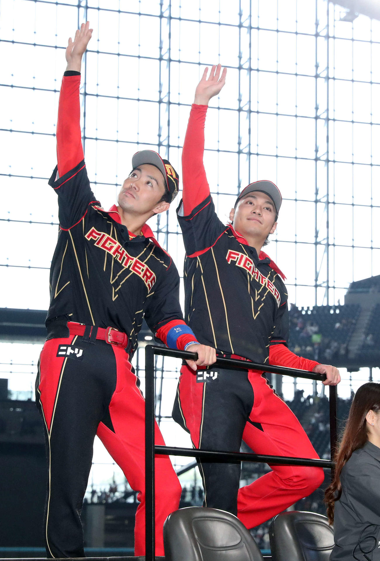 日本ハム対西武　西武に勝利し球場内を一周する日本ハム谷内（左）と伊藤（撮影・佐藤翔太）