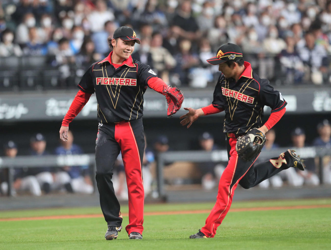 日本ハム対西武　2回表、好守を見せた水野（右）とタッチする伊藤（撮影・黒川智章）
