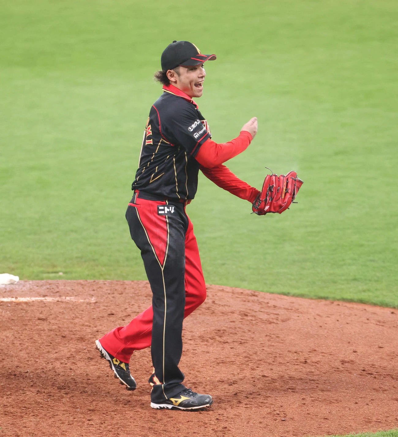 日本ハム対西武　5回表西武2死満塁、外崎を三振にとる伊藤（撮影・佐藤翔太）