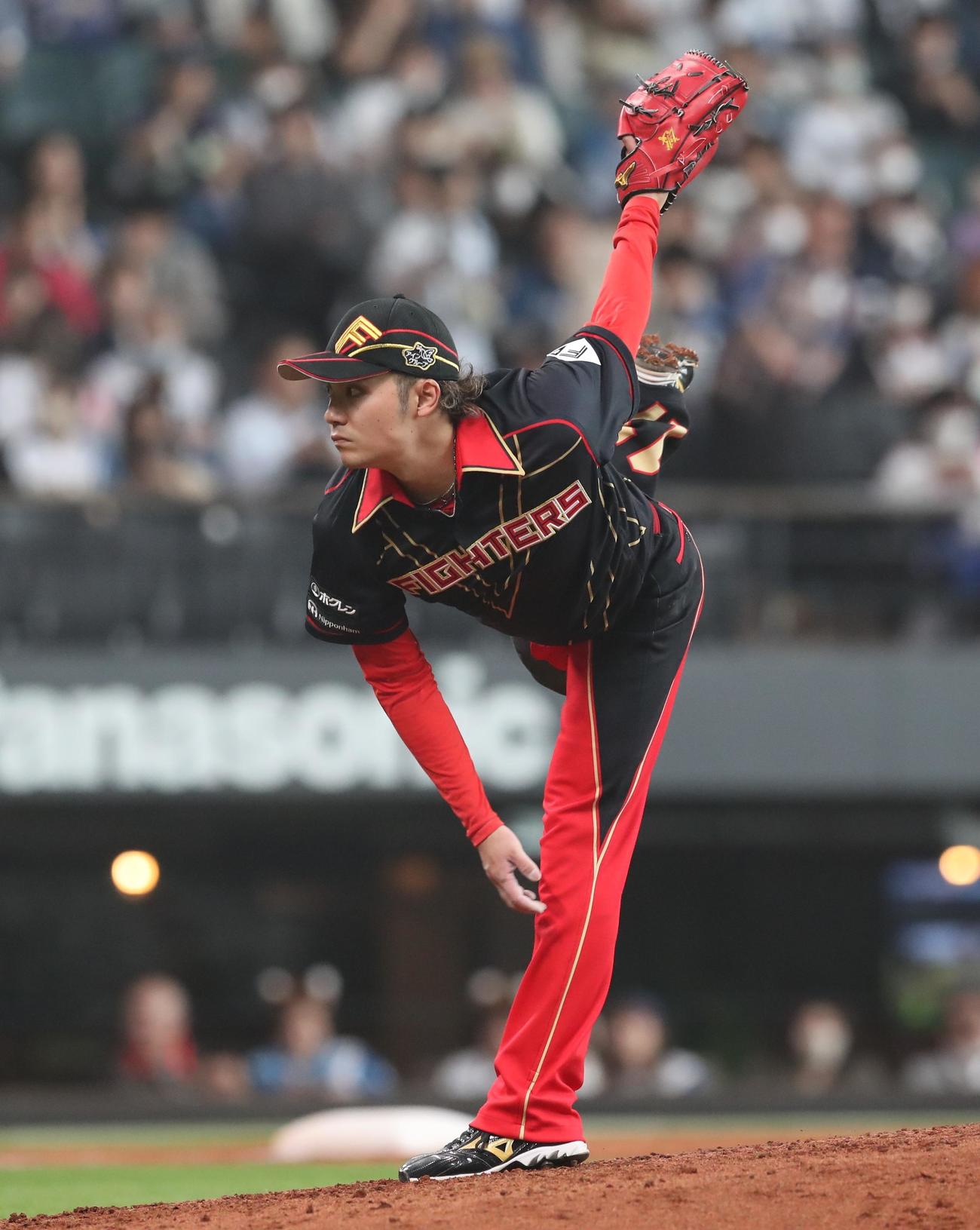 日本ハム対西武　力投する伊藤（撮影・黒川智章）