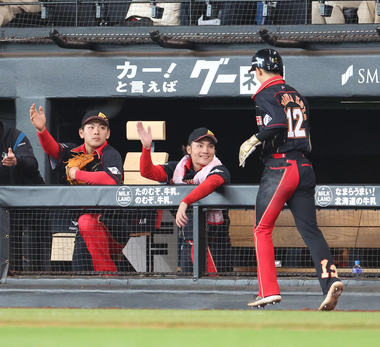 日本ハム対西武　7回裏日本ハム2死満塁、谷内の勝ち越しとなる中前適時打で生還した矢沢を出迎える伊藤（中央）（撮影・佐藤翔太）