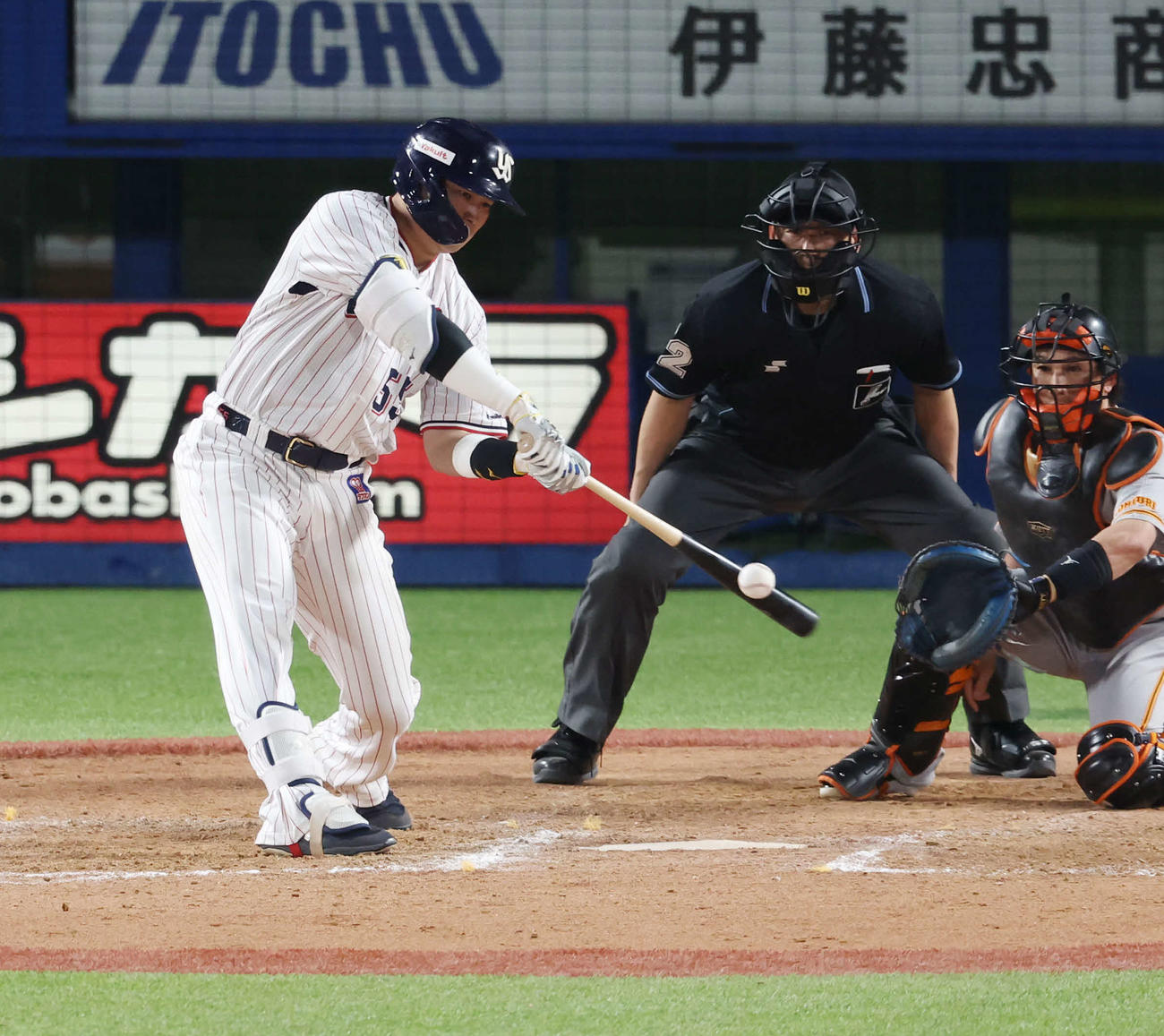 18日、ヤクルト対巨人　9回裏ヤクルト無死、中前打を放つ村上（撮影・宮地輝）