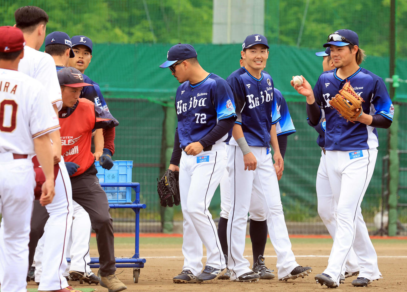 ファーム楽天対西武　実戦復帰の西武源田（右から2人目）はナインと談笑する（撮影・浅見桂子）
