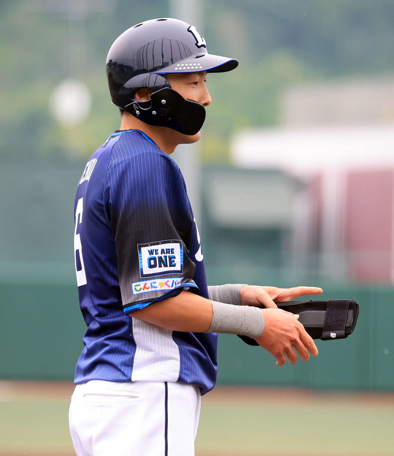 ファーム楽天対西武　3回表西武無死、源田は左中間三塁打を放つと、右手にプロテクターをはめる（撮影・浅見桂子）