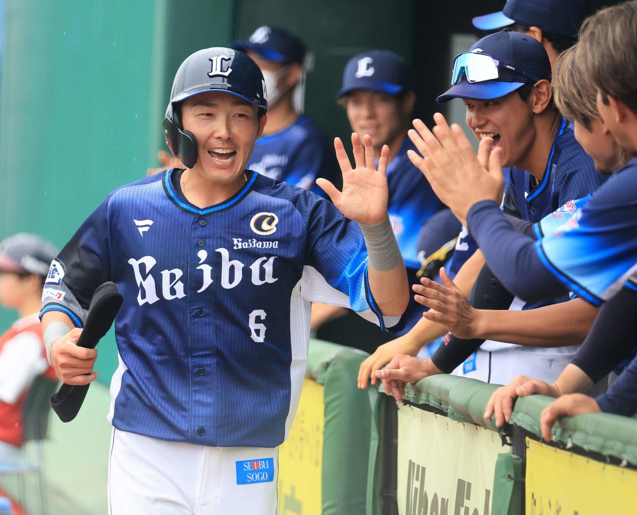 ファーム楽天対西武　3回表西武無死三塁、ペイトンの中前適時打で生還した源田は笑顔でナインとハイタッチ（撮影・浅見桂子）