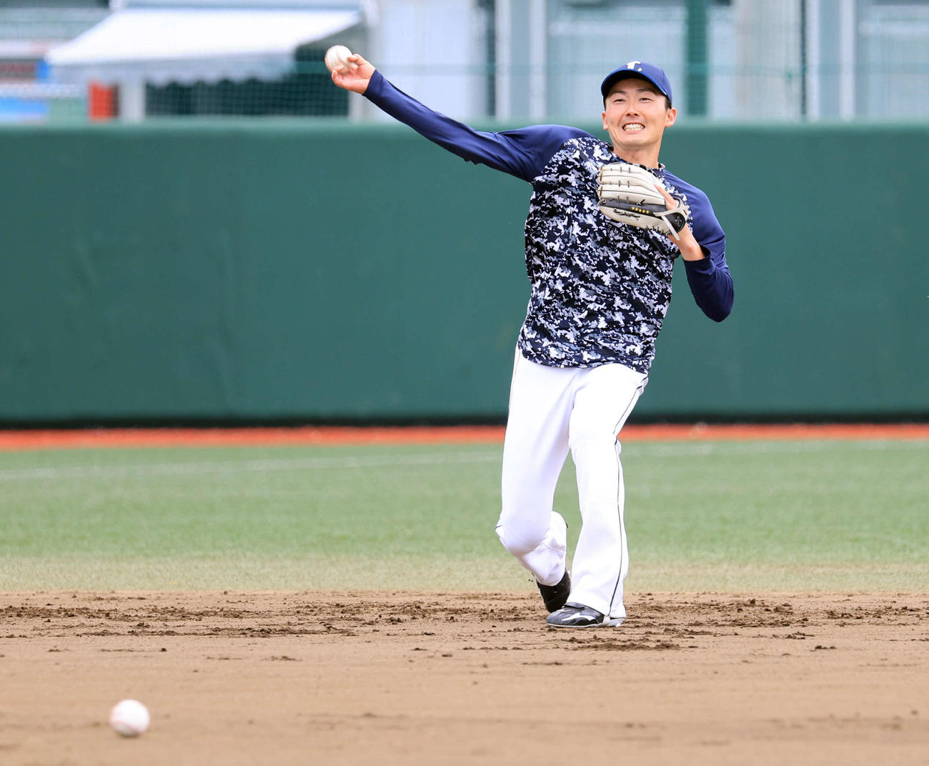 ファーム楽天対西武　実戦復帰の西武源田は明るい表情でノックを受ける（撮影・浅見桂子）