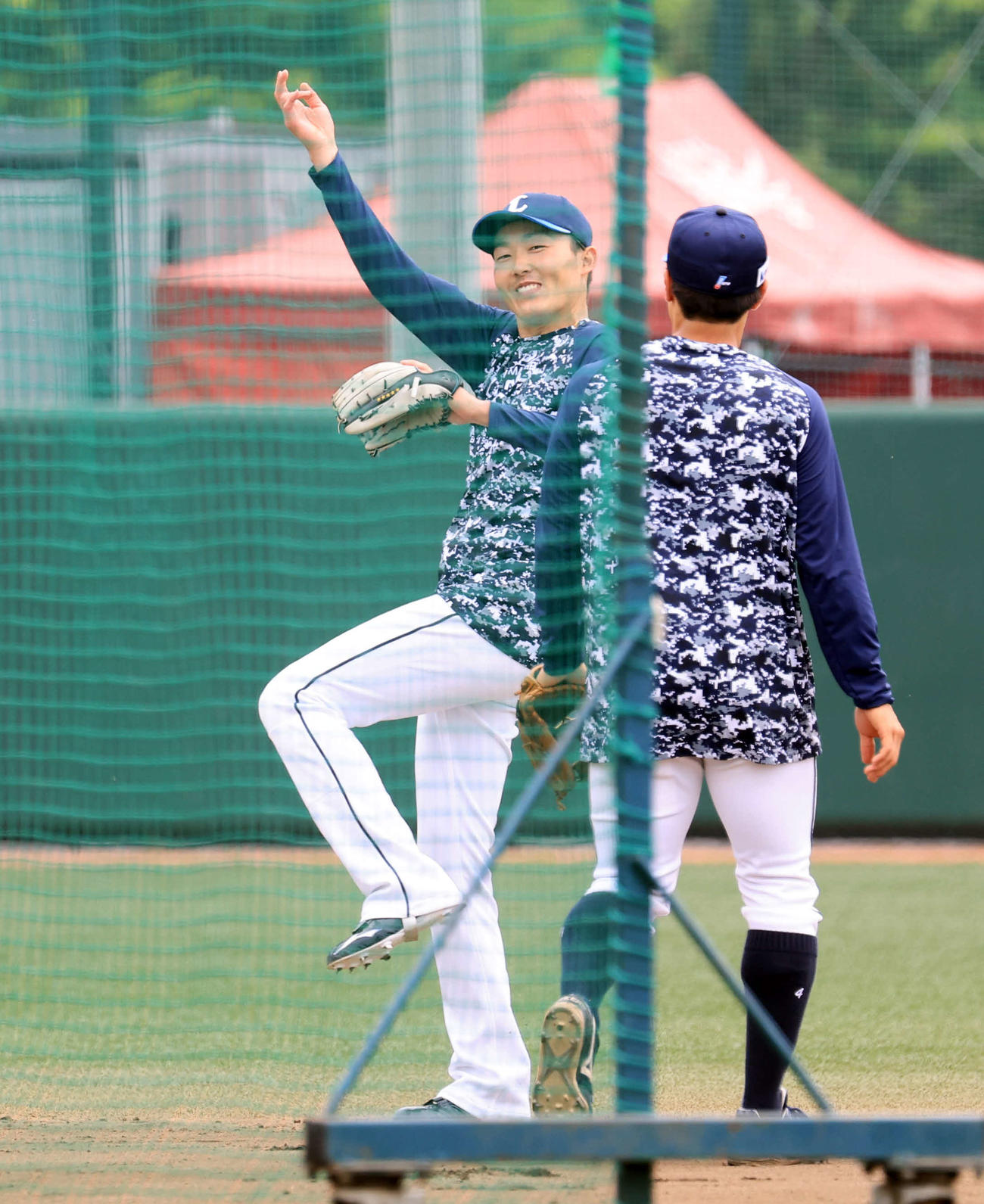 ファーム楽天対西武　実戦復帰の西武源田（左）は練習で明るい表情（撮影・浅見桂子）