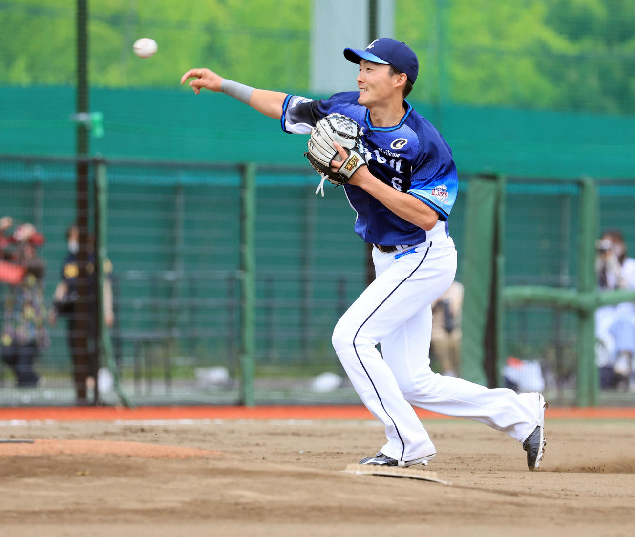 ファーム楽天対西武　実戦復帰の西武源田はノックを受ける（撮影・浅見桂子）