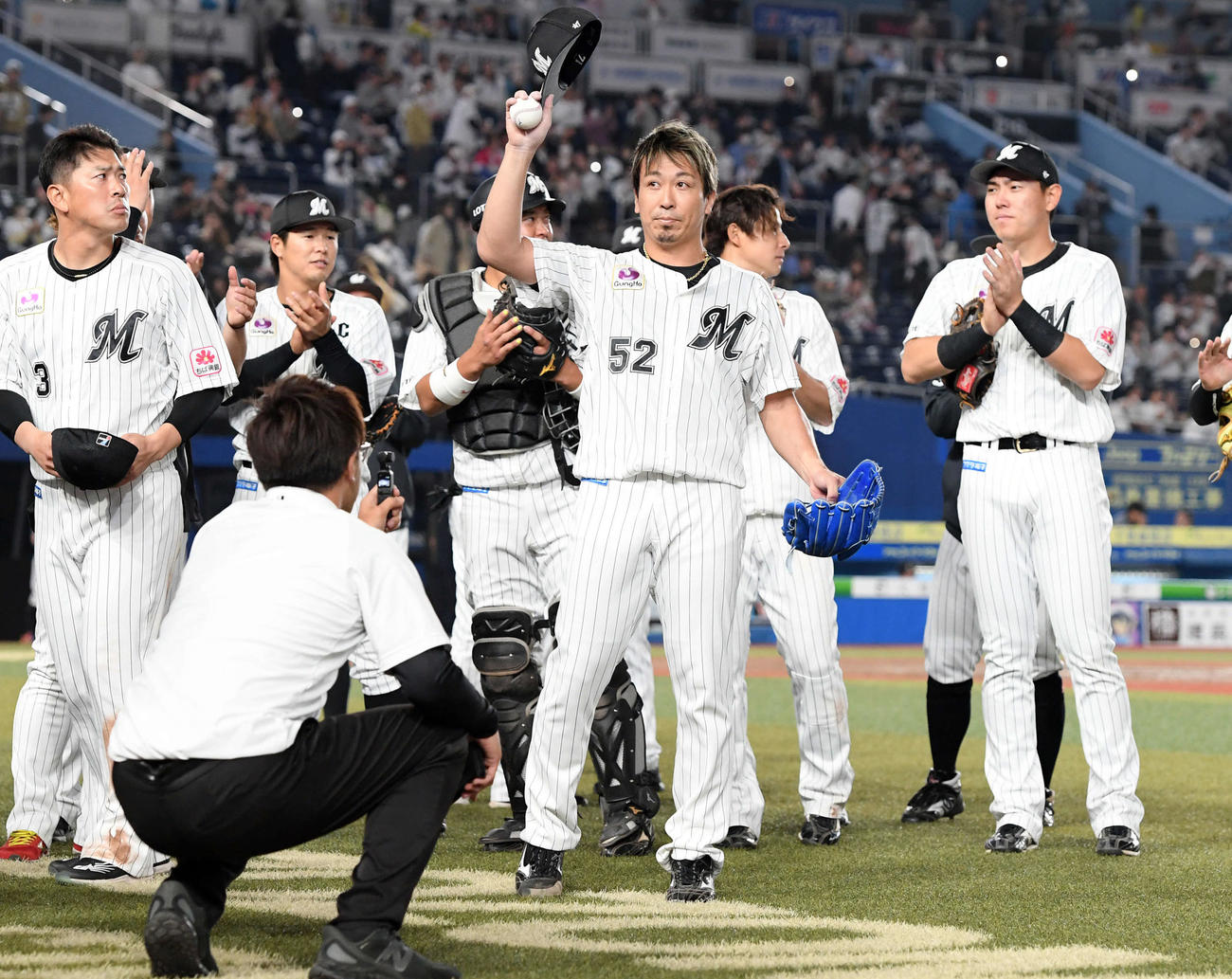 ロッテ対オリックス　マリンスタジアムで100セーブを達成し、笑顔を見せるロッテ益田（撮影・たえ見朱実）