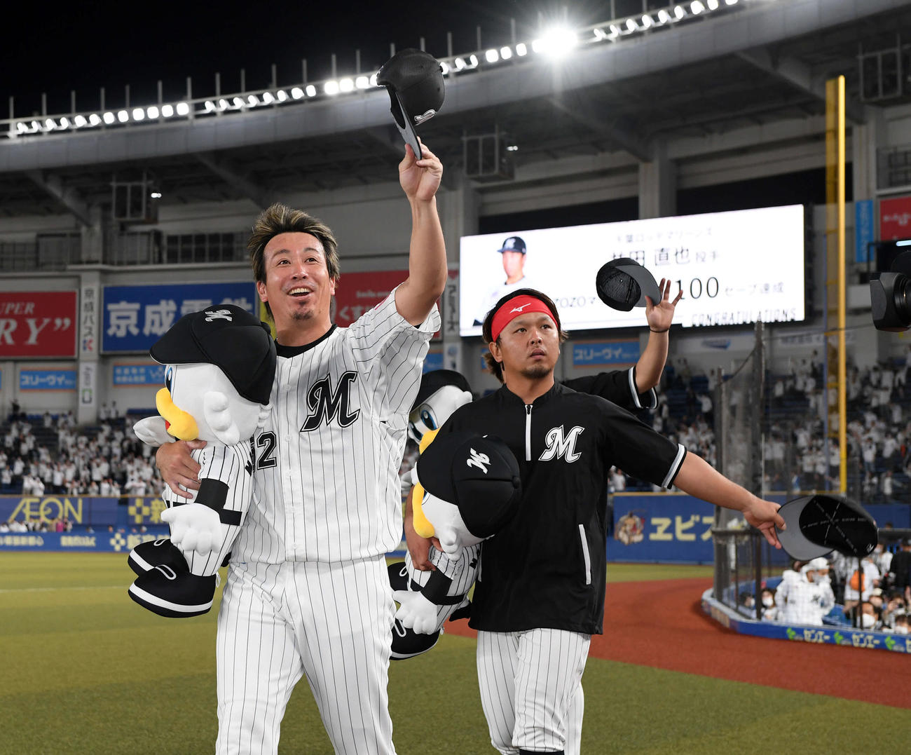 ロッテ対オリックス　マリンスタジアムで100セーブを達成し、笑顔を見せるロッテ益田（撮影・たえ見朱実）