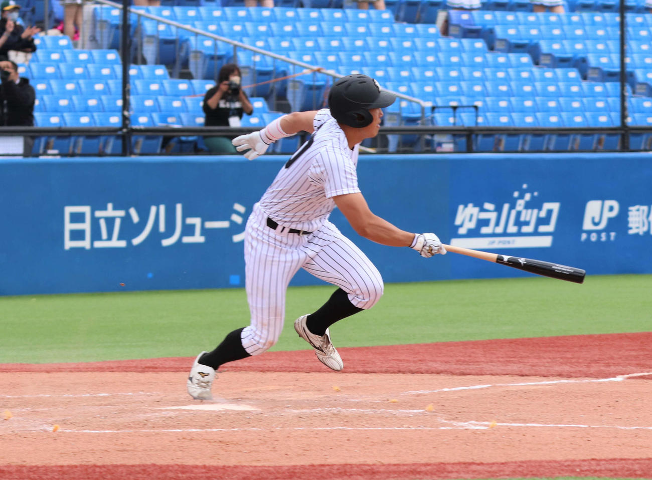 亜大対駒大　亜大対駒大　6回裏亜大2死三塁、勝ち越しの適時打を放つ広瀬（撮影・黒須亮）