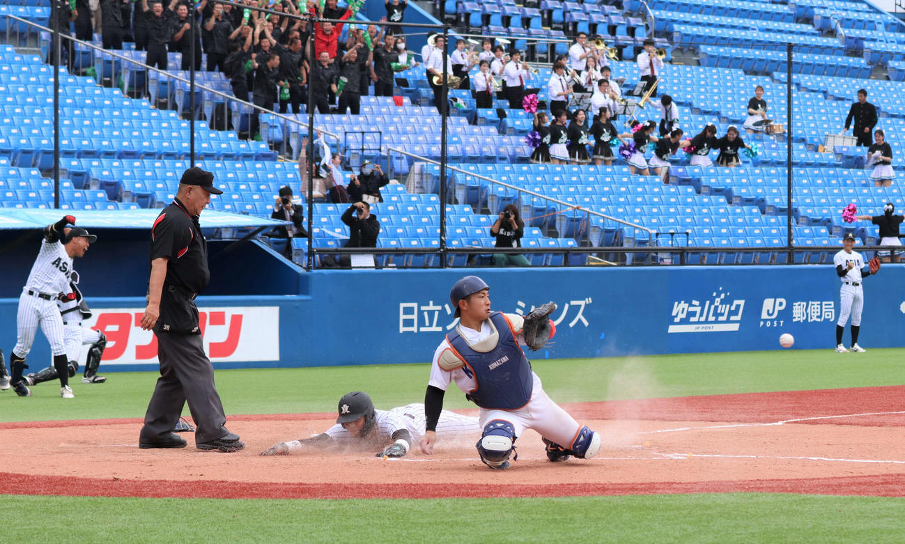 亜大対駒大　6回裏亜大2死一、三塁、西川の同点となる適時三塁打で生還した一塁走者的場（撮影・黒須亮）