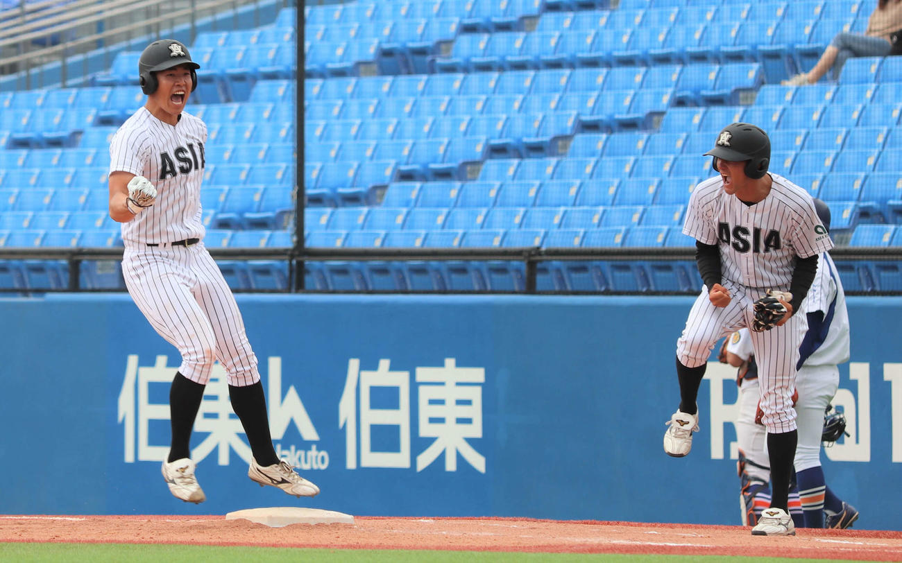 駒大対亜大　駒大対亜大　6回裏亜大2死三塁、逆転中前適時打を放った広瀬（左）（撮影・村山玄）