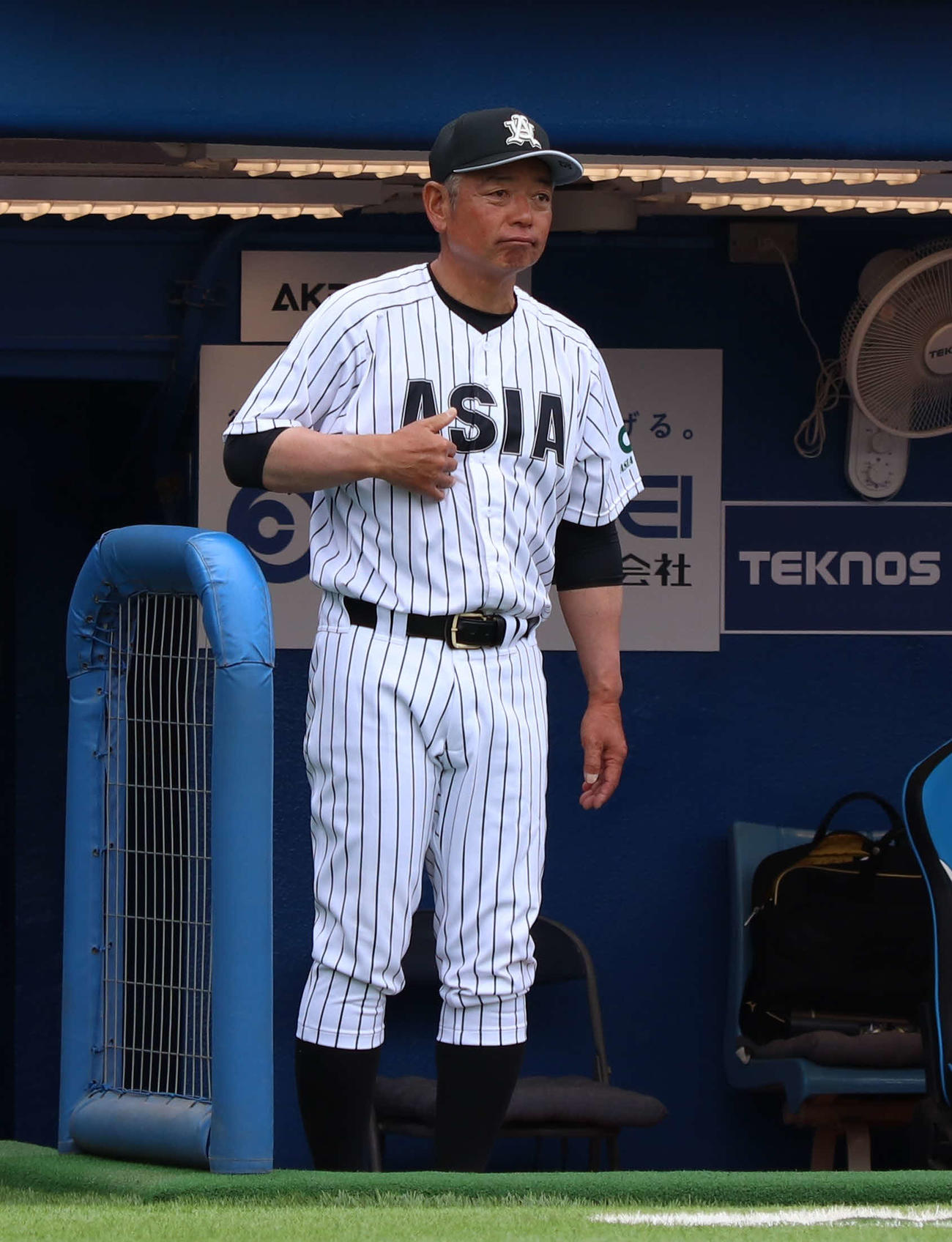 亜大対駒大　ベンチの最前列で指示を送る亜大・生田監督（撮影・黒須亮）
