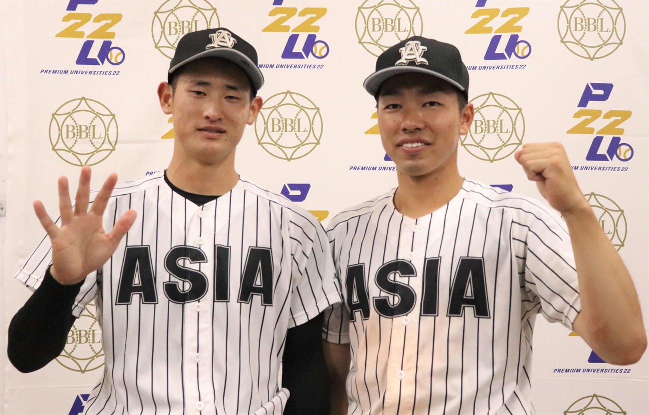 亜大対駒大　今季5勝目をあげた亜大・草加（左）と同点適時打を放った西川（右）＝（撮影・黒須亮）