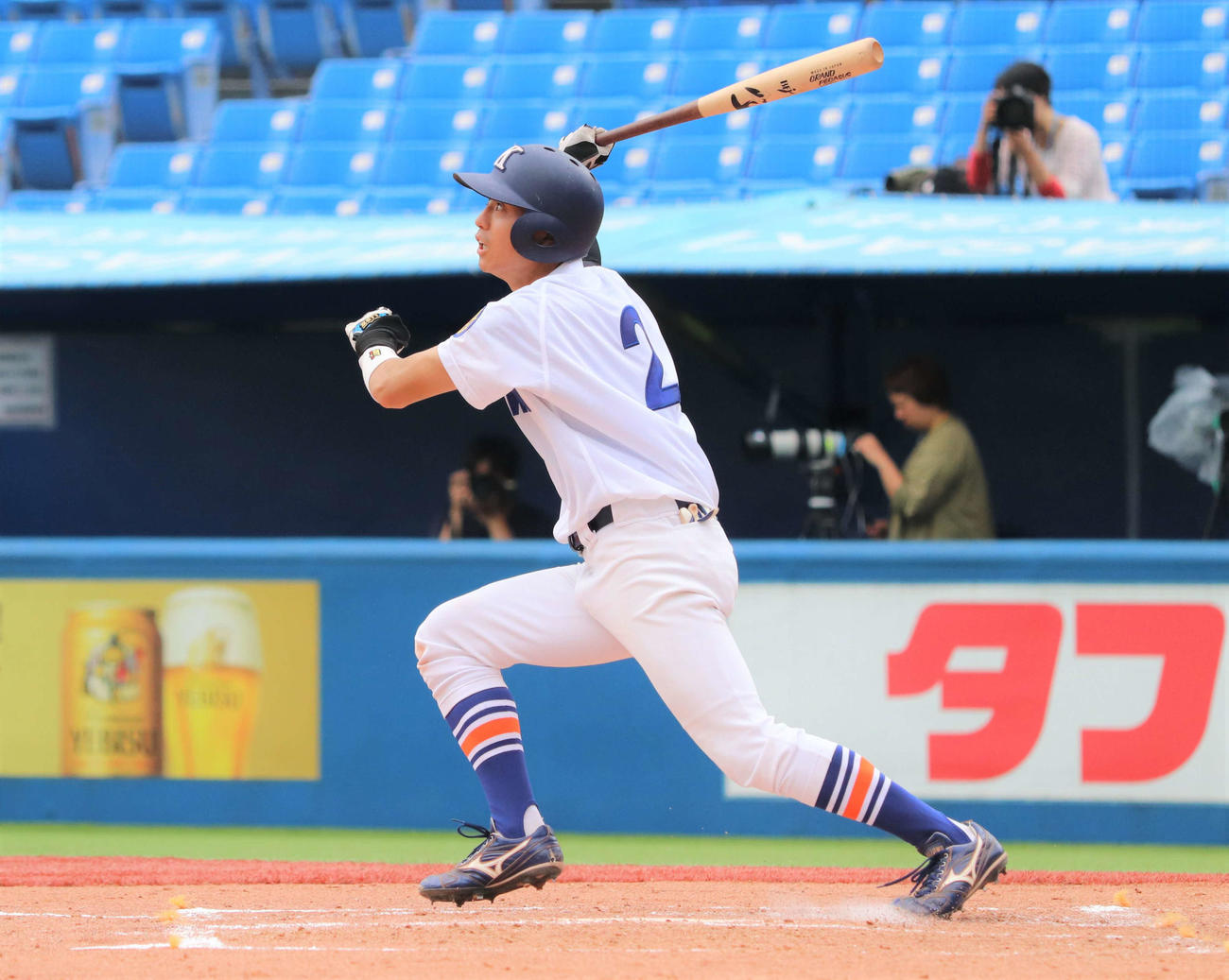 駒大対亜大　3回表駒大1死二塁、右前適時打を放つ高田（撮影・村山玄）
