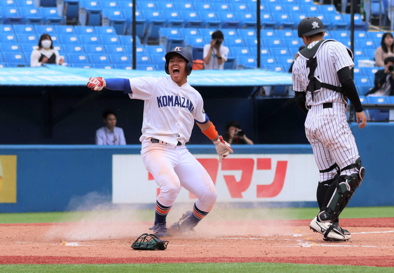 亜大対駒大　3回表駒大1死二塁、高田の中前適時打で生還し吠える平井（撮影・黒須亮）