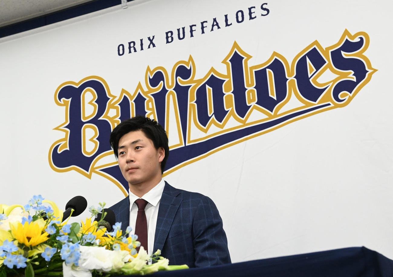 入団会見を行うオリックス広岡（撮影・和賀正仁）