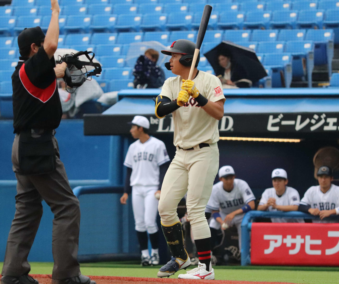 日大対中大　9回表日大2死一塁、代打で登場する村上（中央）（撮影・村山玄）