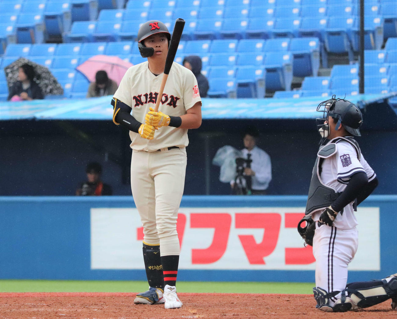 日大対中大　9回表日大2死一塁、代打で登場する村上（左）（撮影・村山玄）