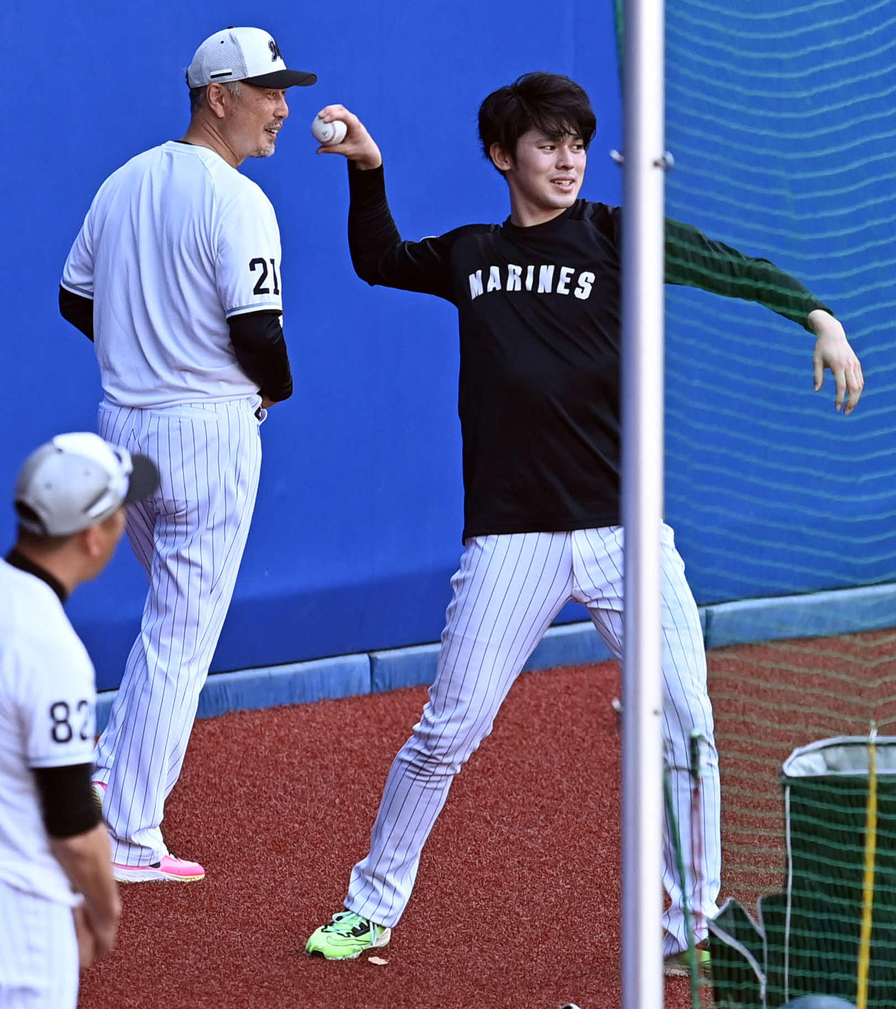 ロッテ対オリックス　吉井監督（左）と話をするロッテ佐々木朗（2023年5月18日撮影）