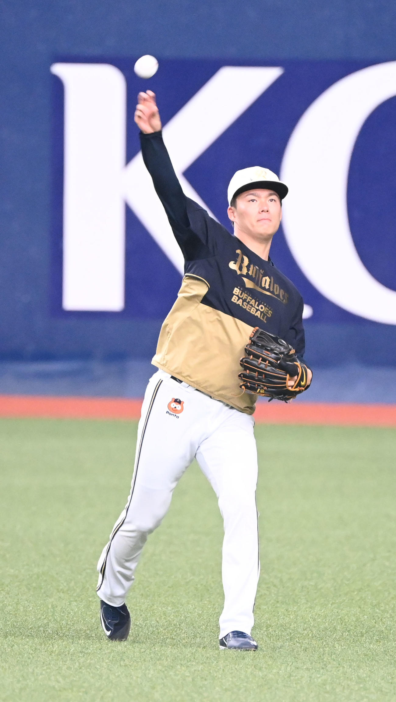 外野でキャッチボールするオリックス山本（撮影・和賀正仁）