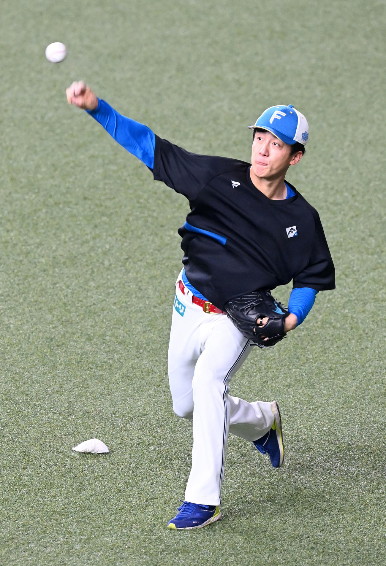 オリックス対日本ハム　キャッチボールを行う北山（撮影・前岡正明）