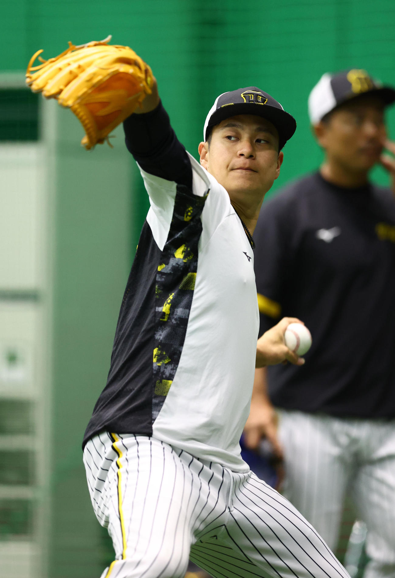阪神対広島　キャッチボールする阪神大竹（撮影・藤尾明華）