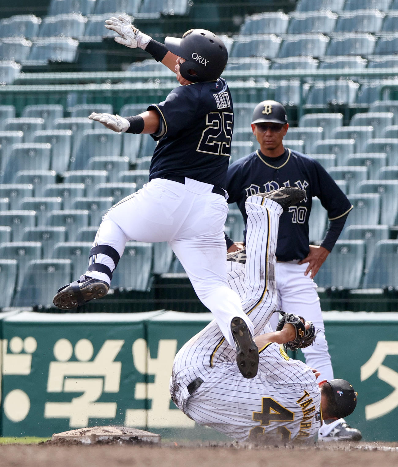 一塁手と交錯する内藤鵬（2023年5月5日撮影）