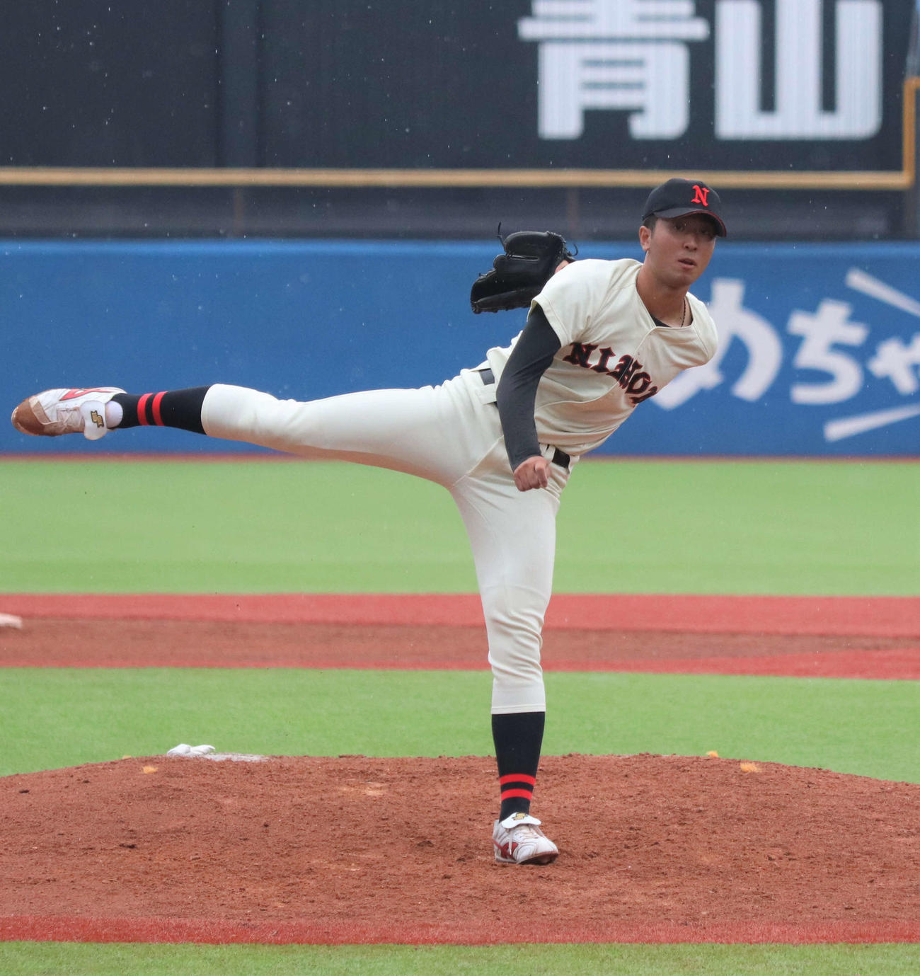 日大対中大　9回から登板し、試合を締めた日大・市川（撮影・黒須亮）