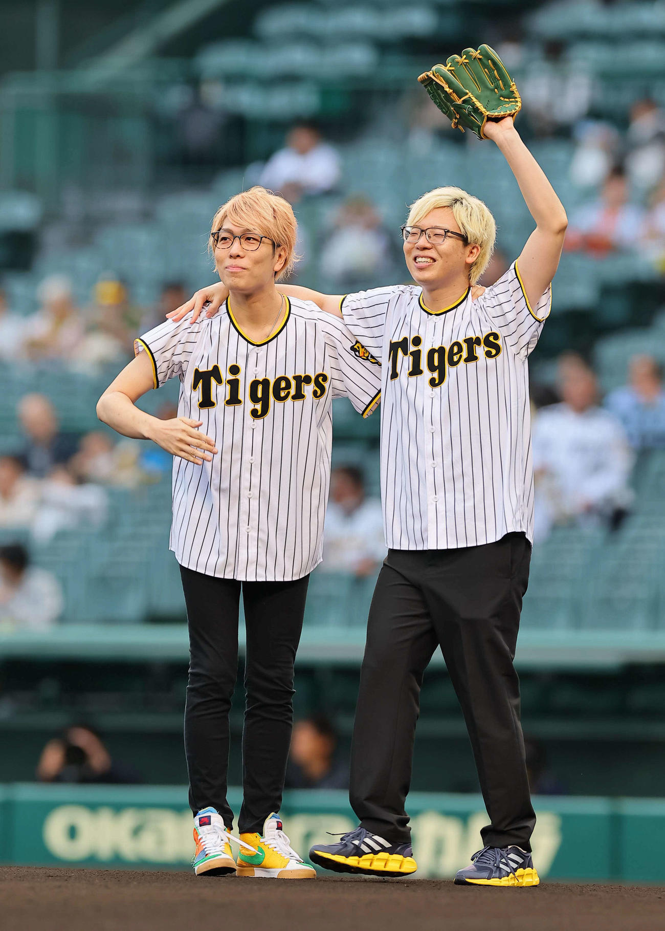 阪神対広島　ファーストピッチセレモニーに登場したコヤッキー（撮影・上田博志）
