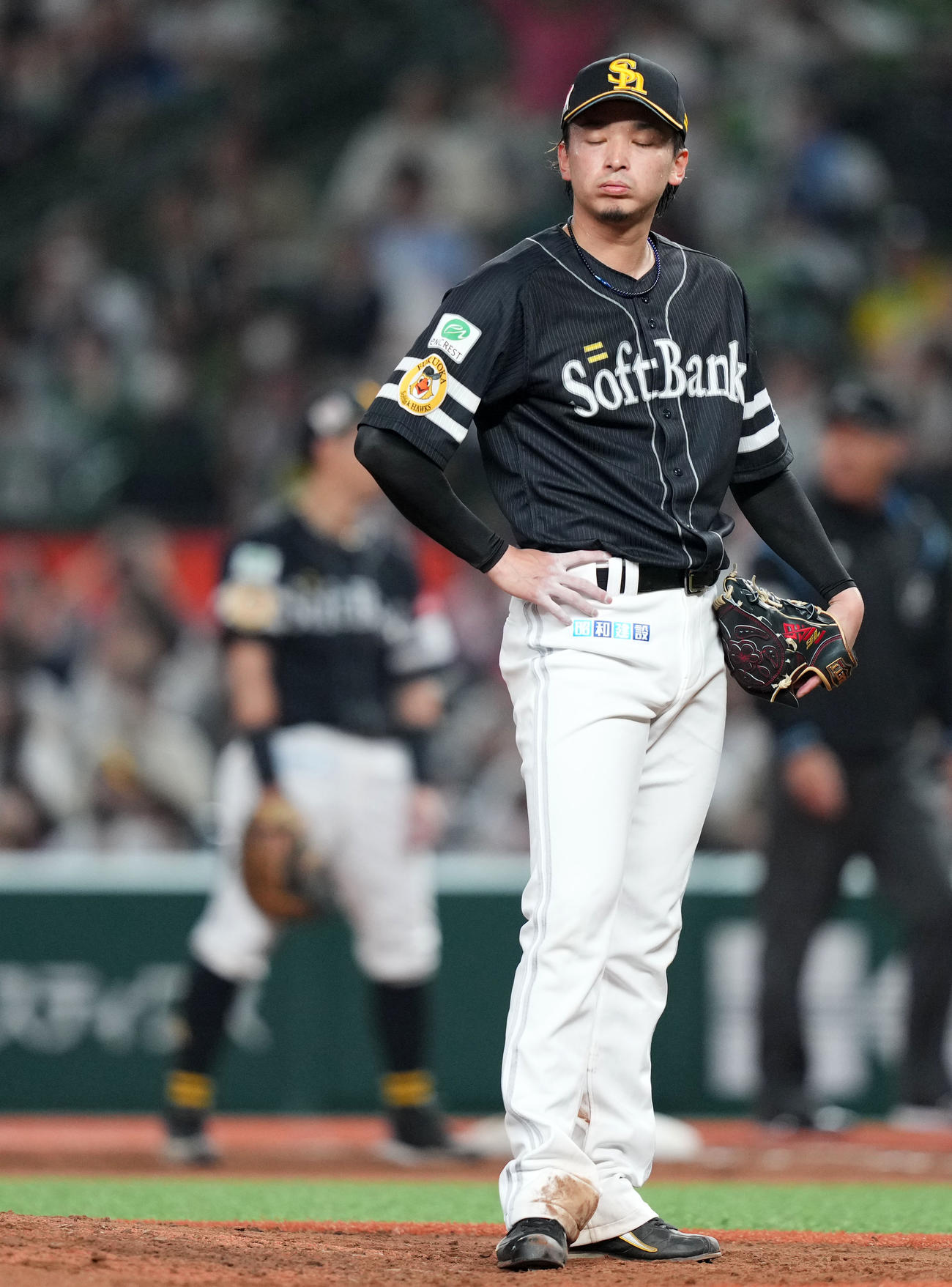 4月19日、西武戦でマキノンに2ランを浴び肩を落とす東浜（2023年撮影）