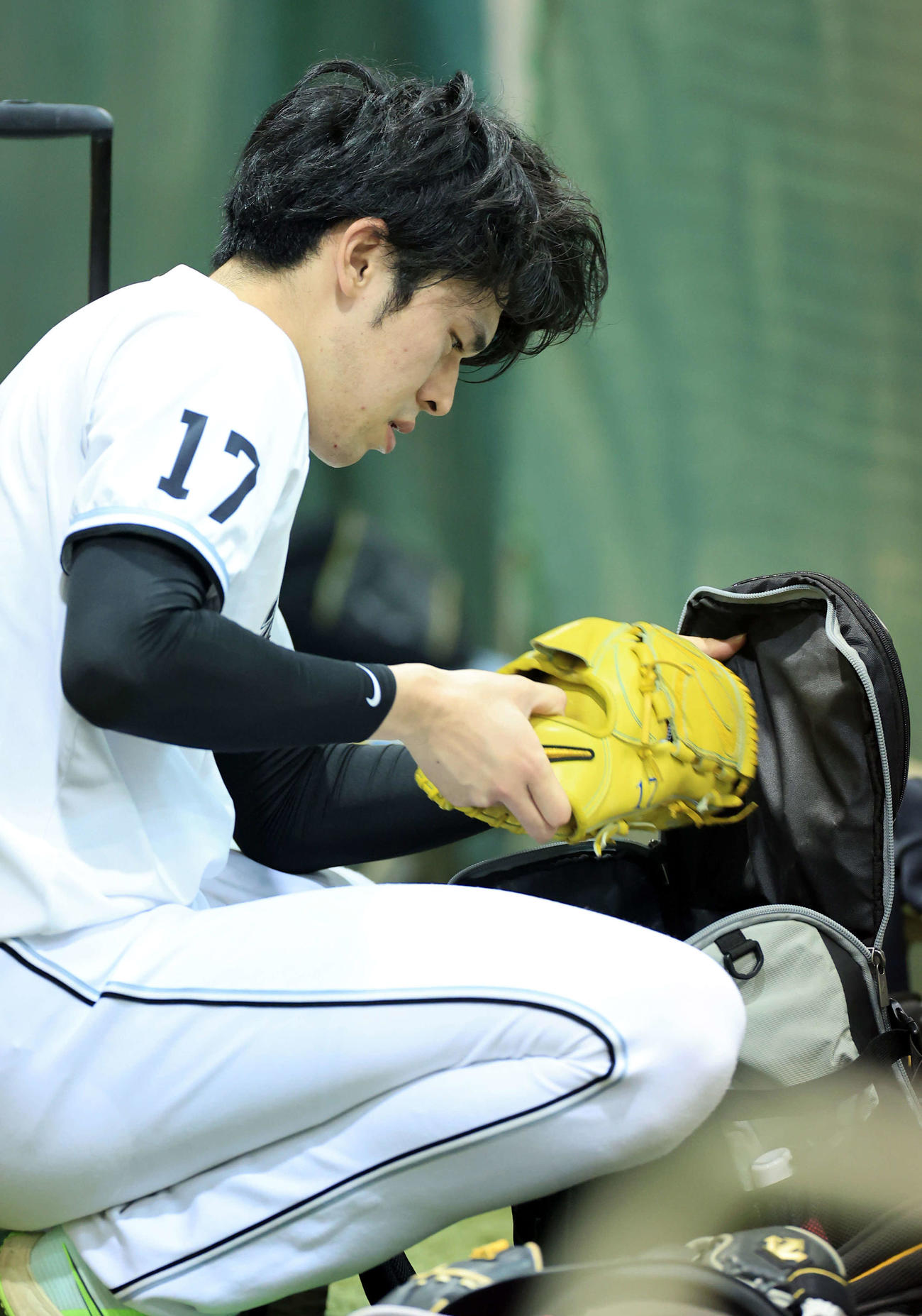 楽天対ロッテ　室内練習場でクールダウンを終え片付けるロッテ佐々木朗（撮影・浅見桂子）