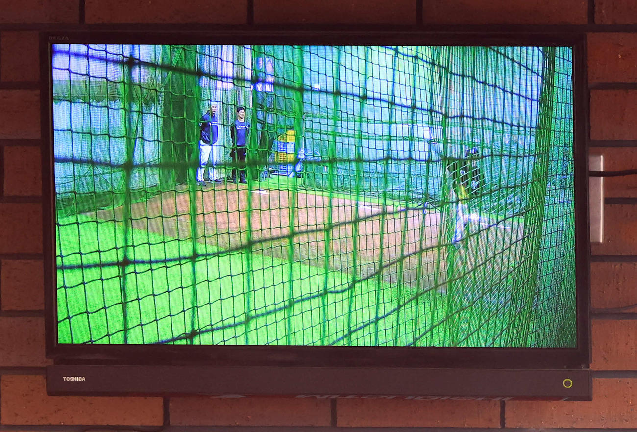 楽天対ロッテ　一塁ベンチ横のブルペンモニターには数球を投げ込む佐々木朗が映し出された（撮影・浅見桂子）