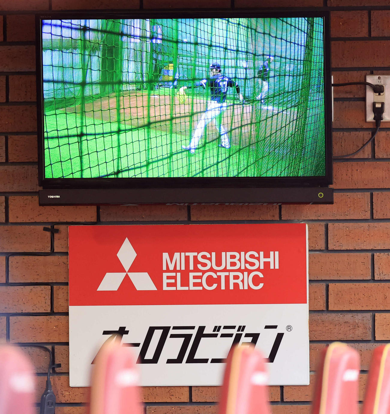 楽天対ロッテ　一塁ベンチ横のブルペンモニターには数球を投げ込む佐々木朗が映し出された（撮影・浅見桂子）
